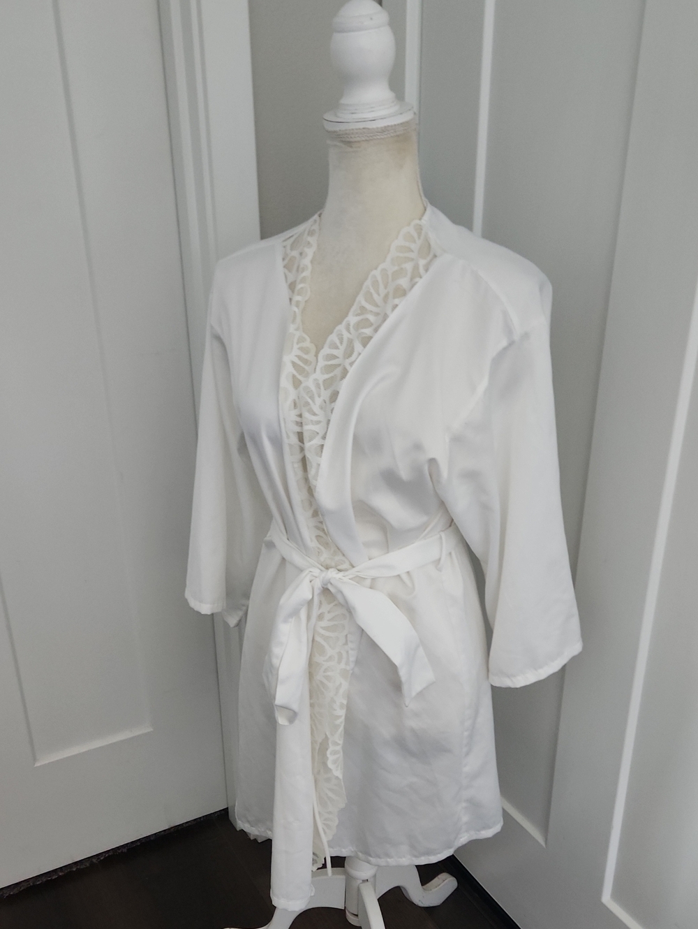 NATORI SATIN LACE TRIMMED ROBE SZ MEDIUM